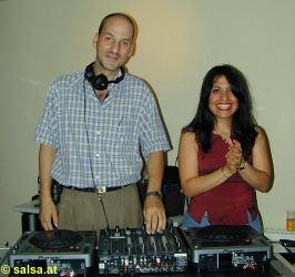 Salsa im Gangolf in Bonn: DJ Silvio und seine Frau Rosanna, ebenfalls DJ !  - anklicken zum Vergrern - click to enlarge